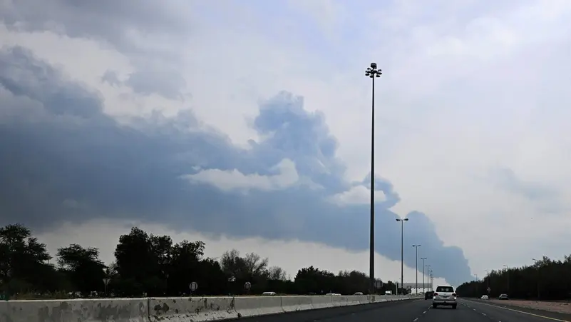 دخان يتصاعد بالقرب من مطار الكويت نتيجة مسيرات إيرانية