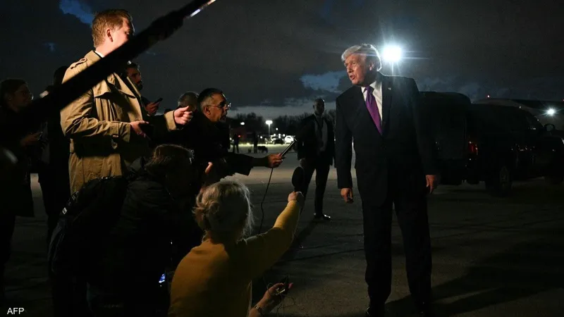 دونالد ترامب يتحدث للصحفيين