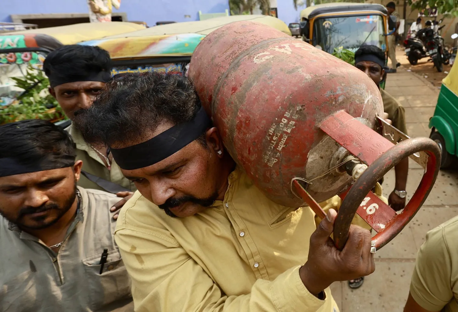 الهجمات الإيرانية على منشآت الطاقة القطرية تهدد إمدادات الغاز إلى الهند