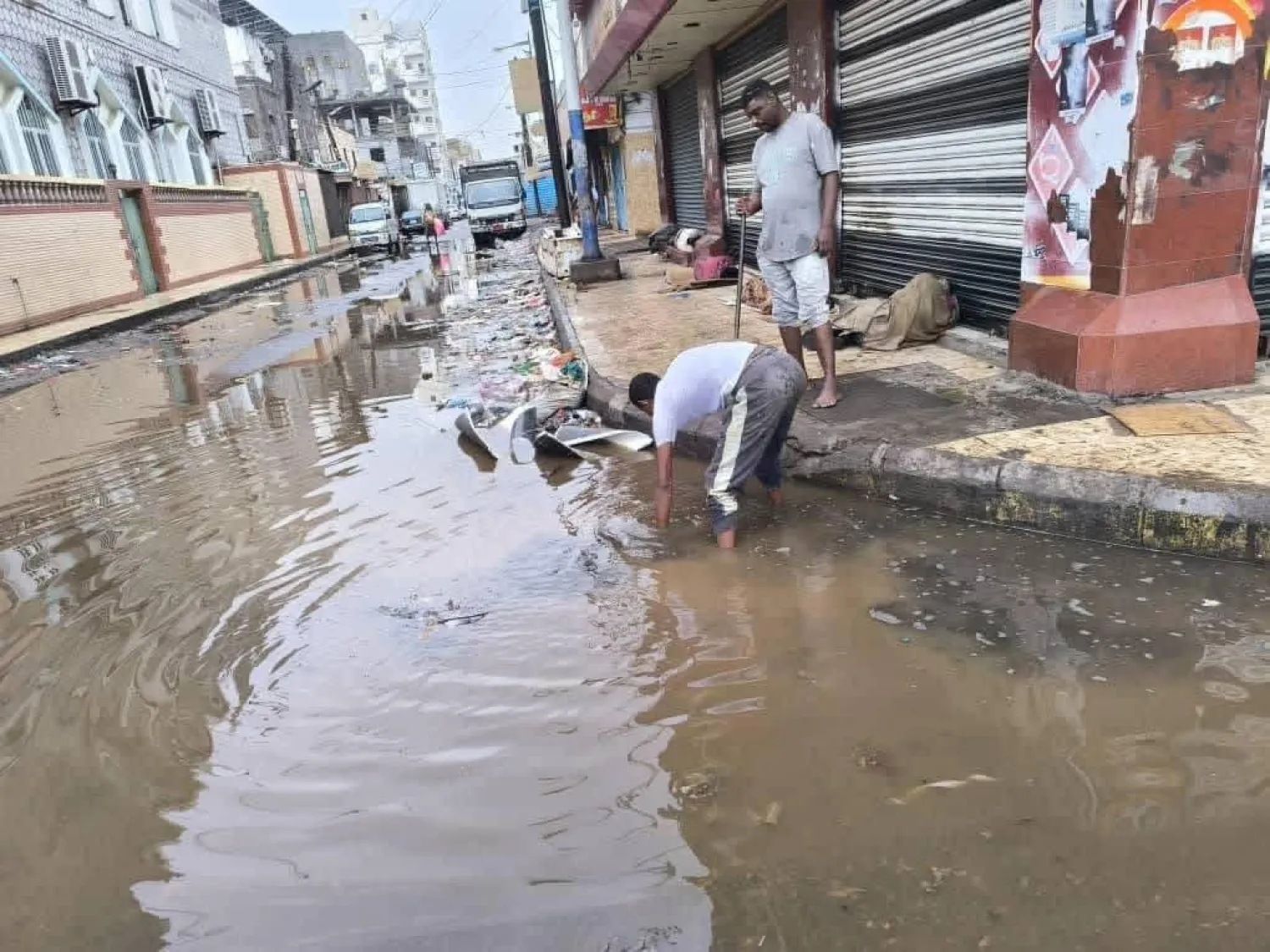 سكان عدن أفاقوا على شوارع غمرتها مياه الأمطار