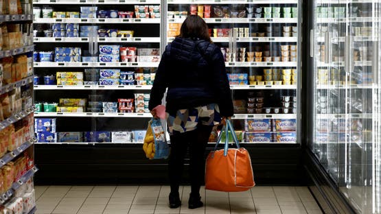 اليونان تفرض سقفاً لأرباح الوقود والمواد الغذائية بسبب تداعيات الحرب