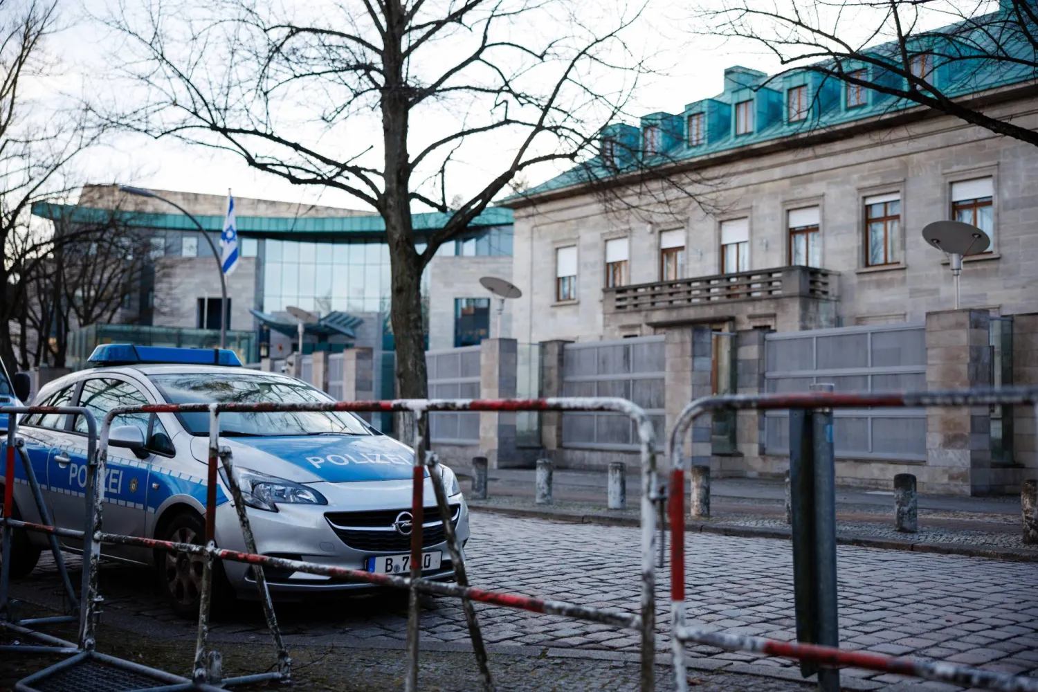 سيارة شرطة تقف أمام السفارة الإسرائيلية في برلين