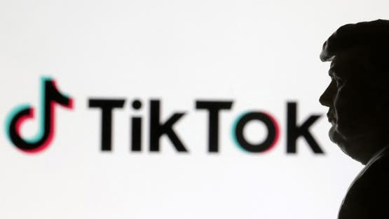 شعار تطبيق تيك توك ومجسم للرئيس ترامب