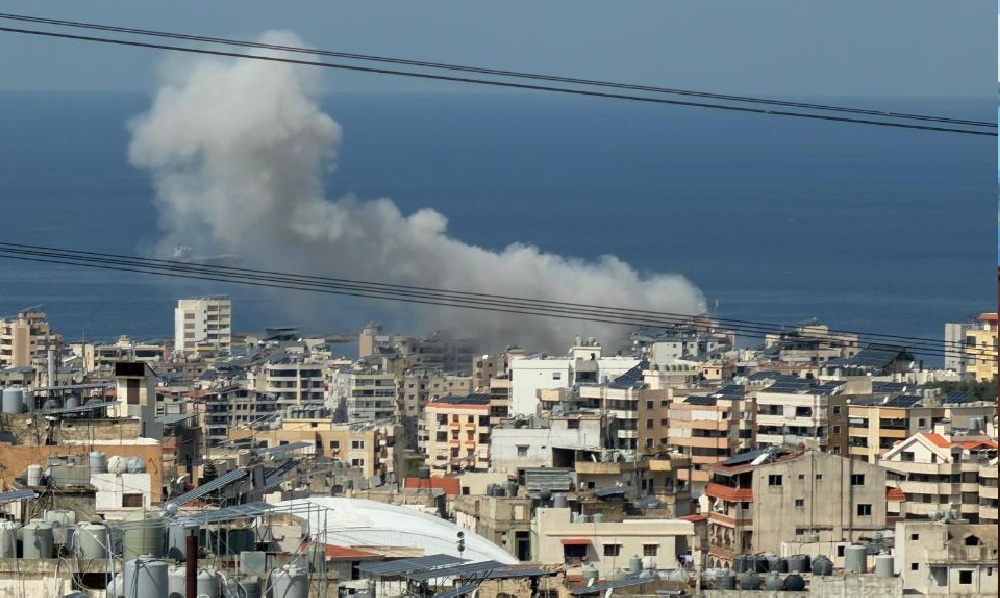 لبنان- بالصورة: غارة تستهدف مبنى المقاصد في صيدا