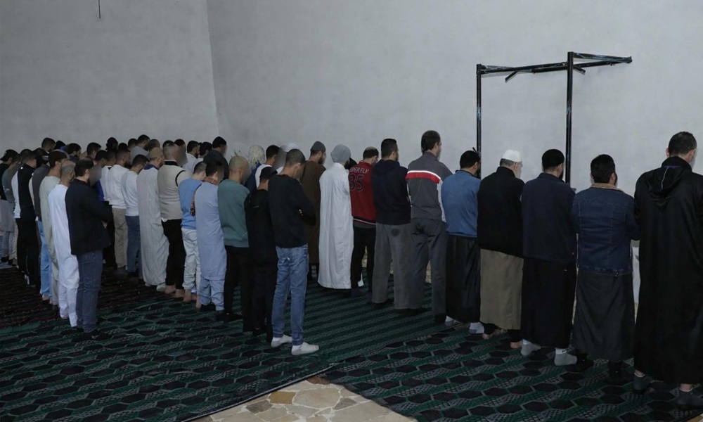 لبنان- بالصورة: إقامة صلاة وخطبة عيد الفطر في السجن المركزي برومية