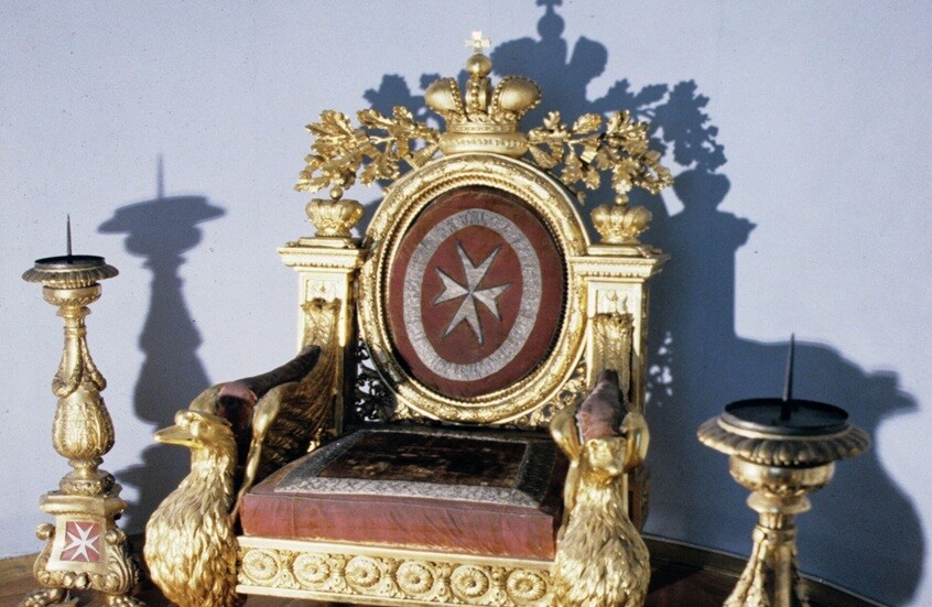 تغريم زائر أكثر من 800 ألف روبل بعد إتلاف عرش أثري في متحف الأرميتاج