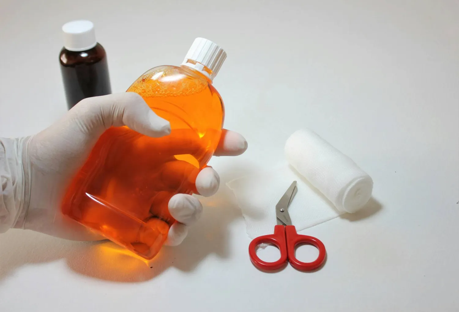 بيروكسيد الهيدروجين.. 8 استخدامات صحية شائعة وفوائد تستدعي الحذر