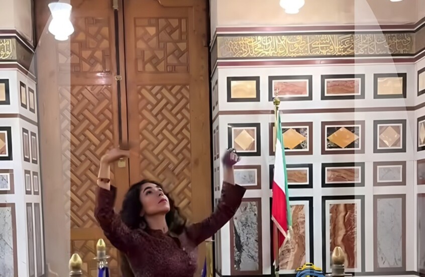 فتاة ترقص داخل ضريح شاه إيران في مصر
