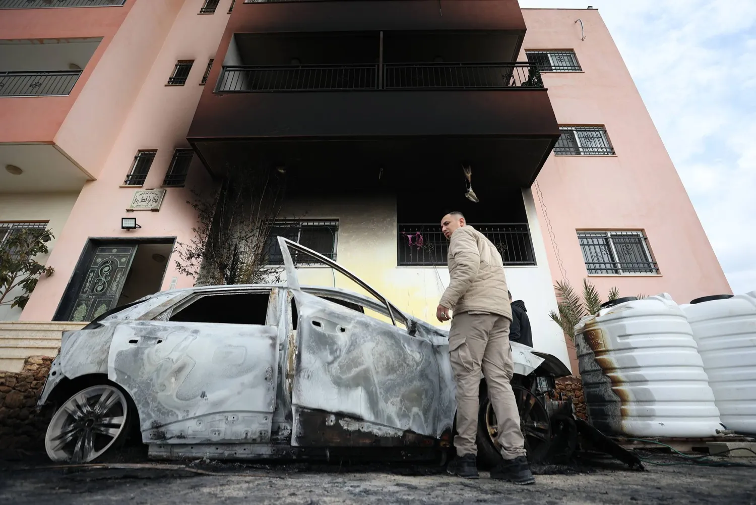 فلسطينيون يتفقدون الأضرار في قرية دير الحطب بالضفة الغربية بعد هجوم مستوطنين