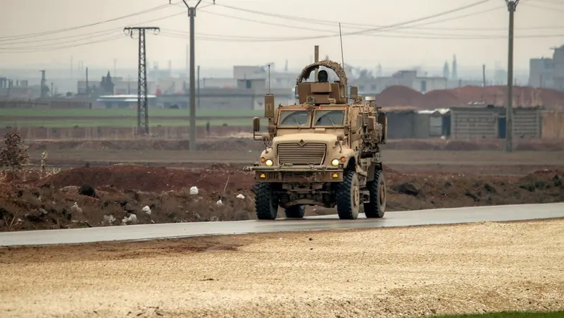 سوريا تتعرض لهجمات مسيّرات على قواعد أميركية.. ونائب وزير الدفاع يحمّل العراق المسؤولية