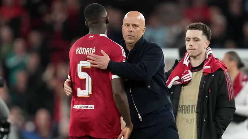 كوناتي لاعب ليفربول ومدربه سلوت