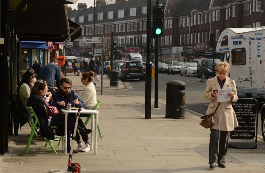 حرق سيارات إسعاف تابعة لمنظمة يهودية في لندن‬