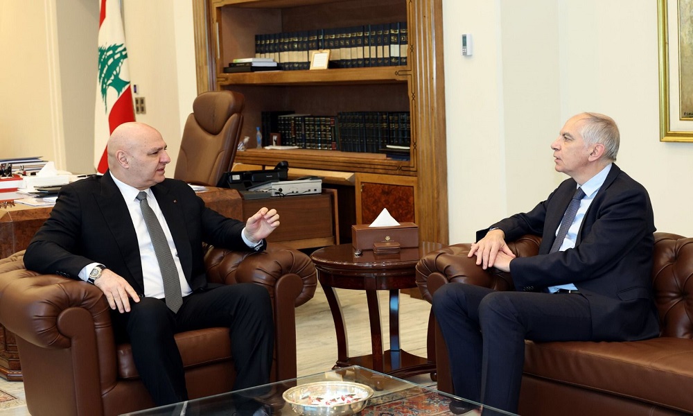 لبنان- عون والسفير الفرنسي يبحثان جهود باريس لوقف التصعيد