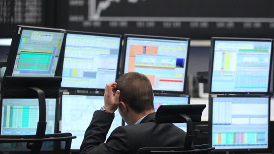 مستثمر يراقب أداء الأسهم الأوروبية – رويترز