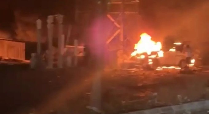 استهداف سيارة على طريق المصيلح