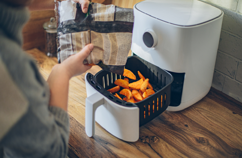 خطأ شائع في استخدام المقلاة الهوائية قد يضر مطبخك