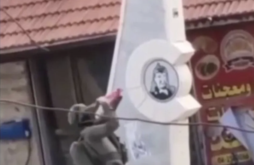 الجيش الإسرائيلي يوقف جندياً بعد تخريب نصب ياسر عرفات في الضفة الغربية