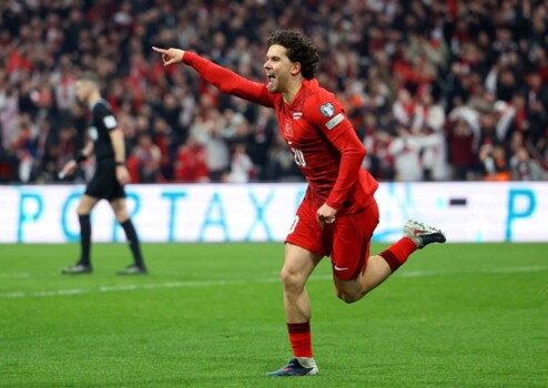 تركيا تقترب من التأهل لكأس العالم بعد فوزها على رومانيا