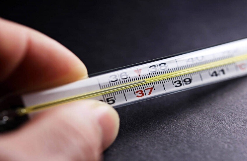 متى تكون الحمى طبيعية؟ نصائح للأهل والبالغين