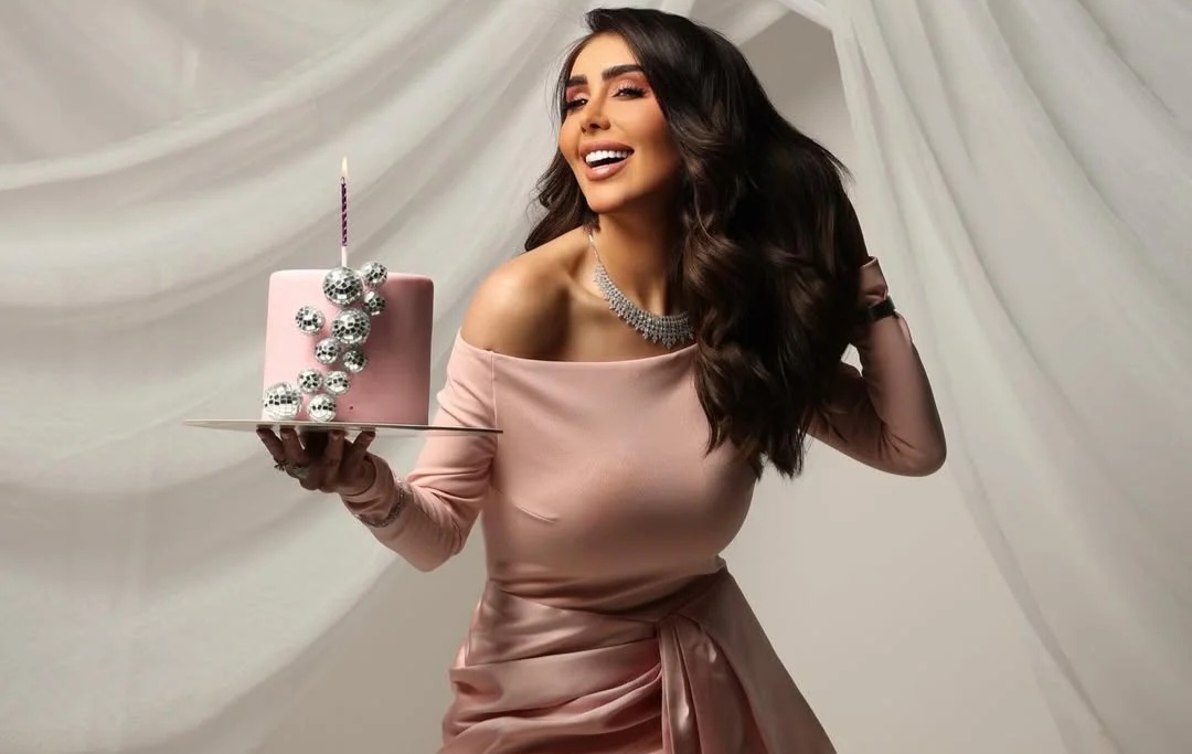 هنادي الكندري تتألق بفستان زهري أوف شولدر ولمسات ساتان في أحدث ظهور