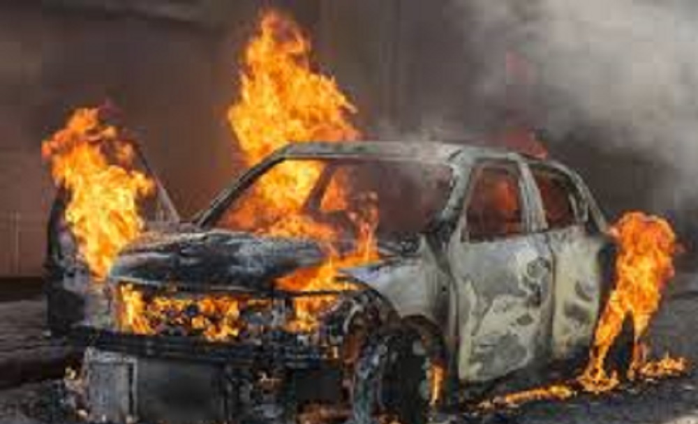 لبنان- بالصورة: استهداف سيارة على طريق القليلة