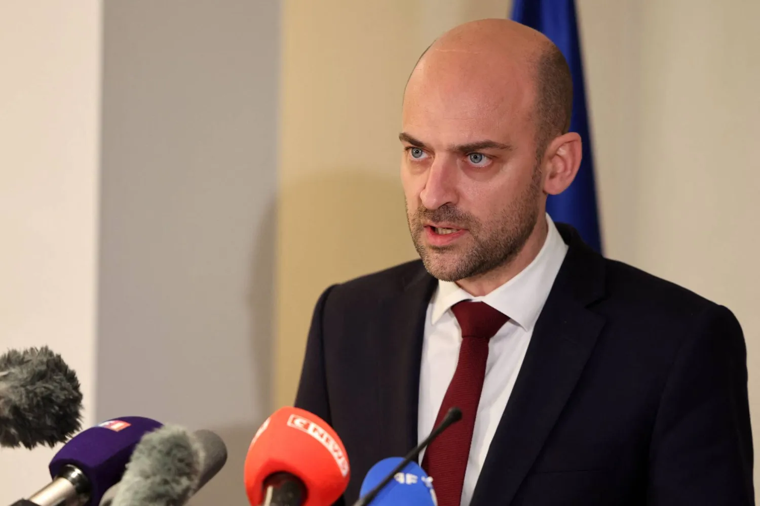 وزير الخارجية الفرنسي جان-نويل بارو خلال المؤتمر الصحافي في مطار بن غوريون