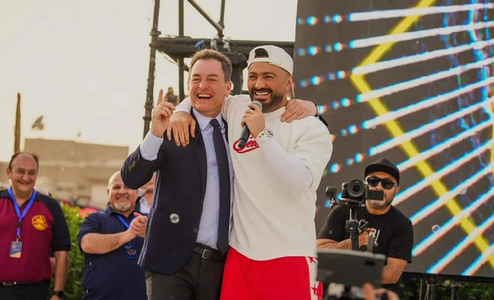 تامر حسني يفاجئ جمهوره بغناء "بنت الإيه" مع السفير الفرنسي في حفل بالقاهرة