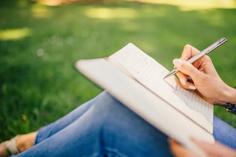 الكتابة تعيد تشكيل الدماغ: كيف تساعدنا الكلمات على تجاوز الألم؟