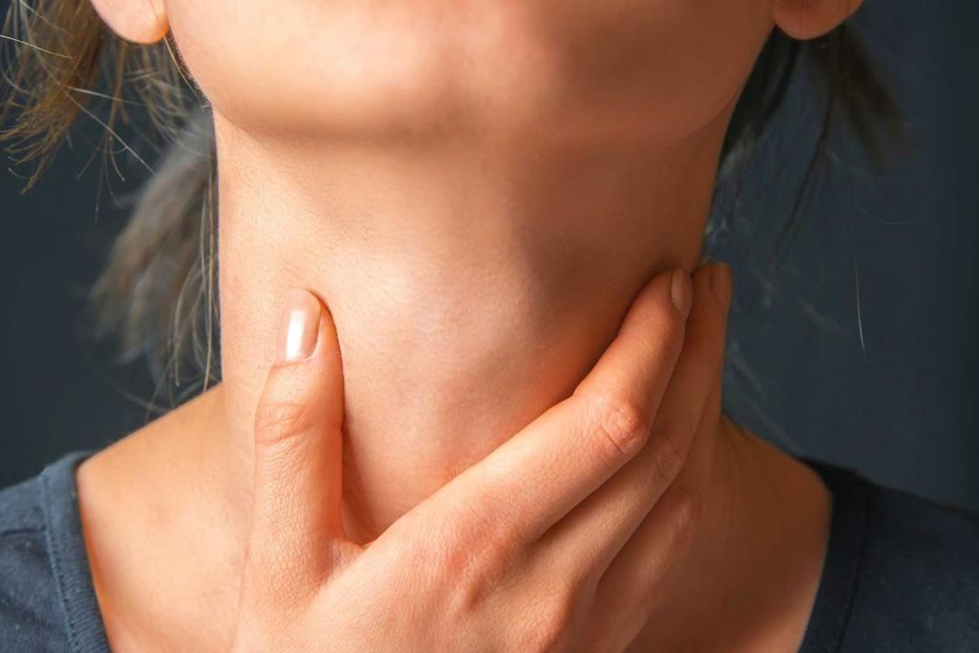 تقنية ثورية تحوّل الكلام الصامت إلى صوت مسموع عبر عضلات الرقبة