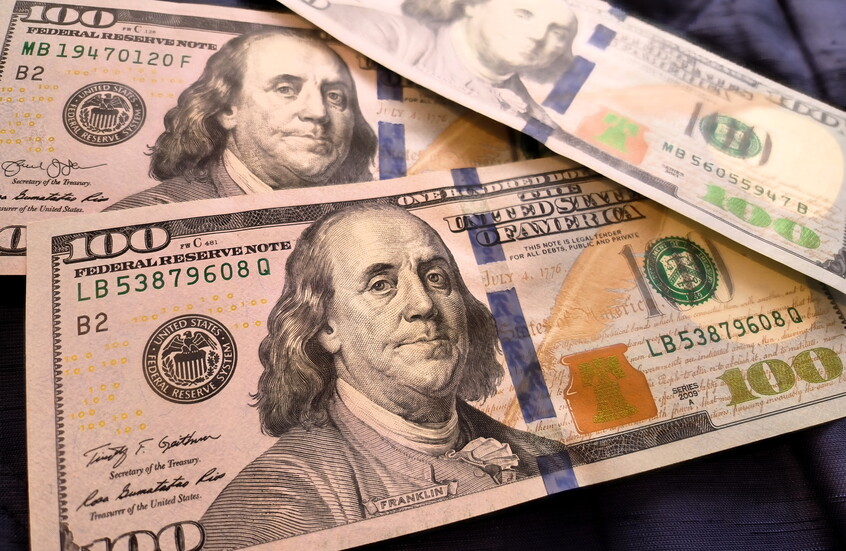 الدولار يرتفع مقابل العملات الرئيسية… إليكم التفاصيل