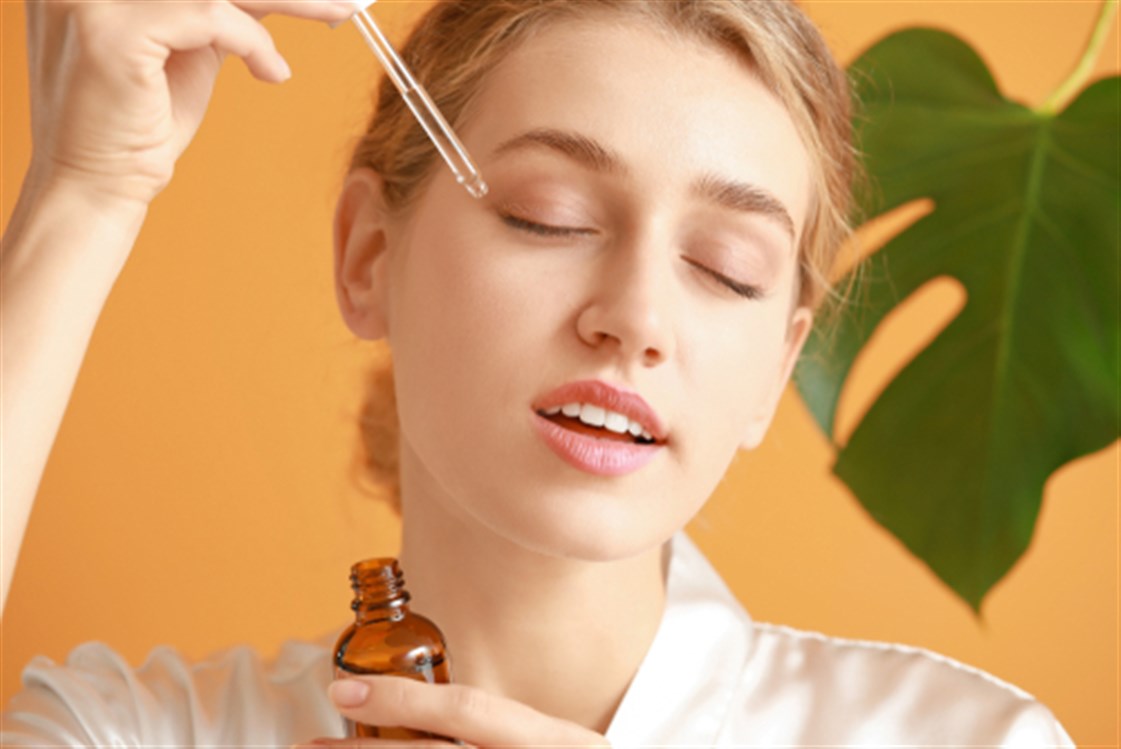 كيف تختارين السيروم المناسب؟ 4 مكونات أساسية لبشرة صحية ومشرقة