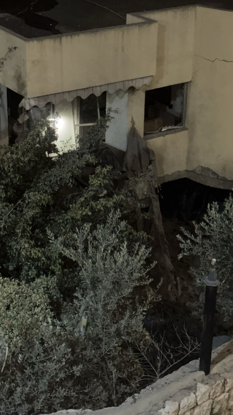 استهداف شقة سكنية في منطقة عين سعادة