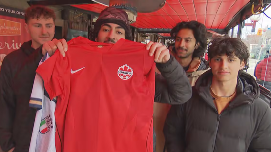 أحد المشجعين متفاخراً بالقميص الجديد