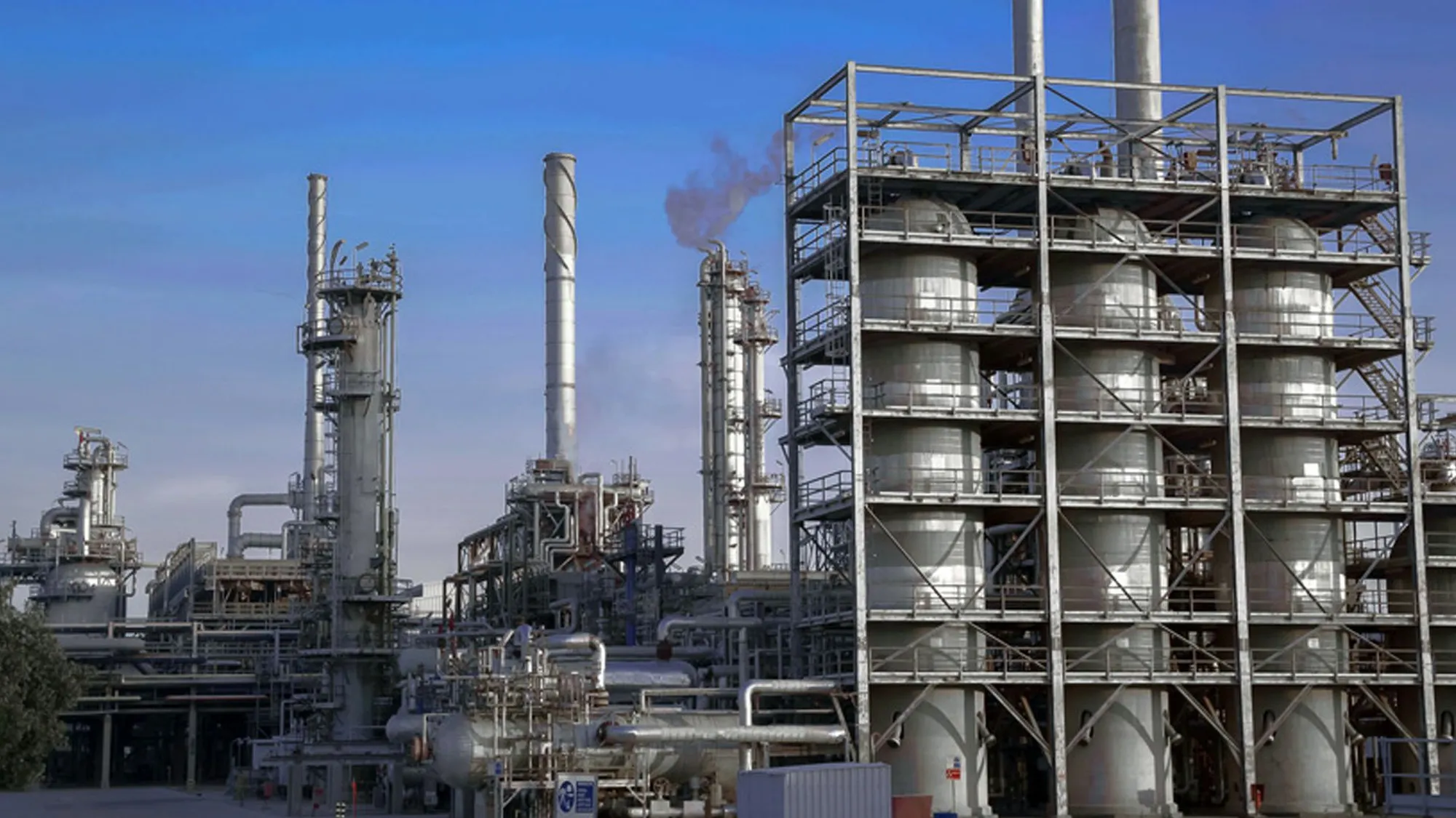 هجوم بمسيّرات يستهدف مصفاة ميناء الأحمدي في الكويت… وحرائق بلا إصابات