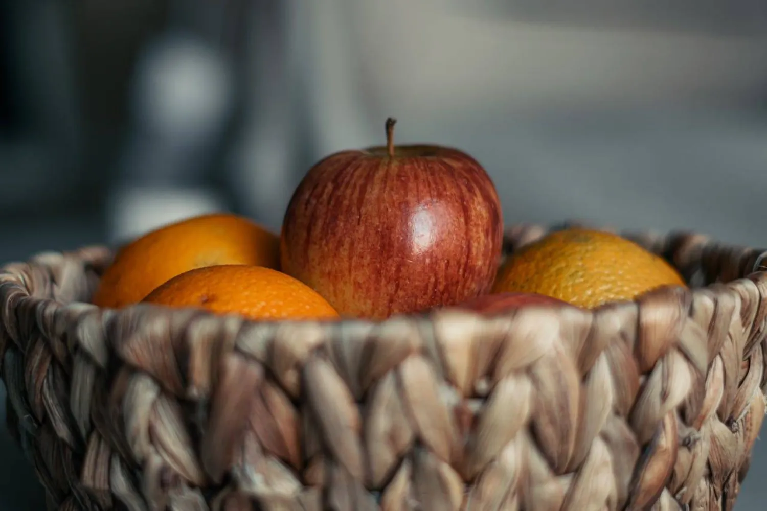 الألياف وطريقة تناول الفاكهة تلعب دوراً أساسياً في تحديد التأثير على سكر الدم