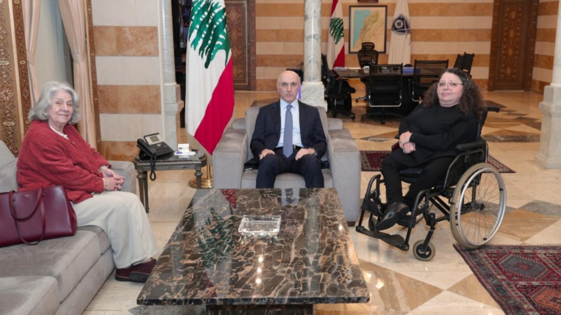 الحجار مجتمعًا باللقيس