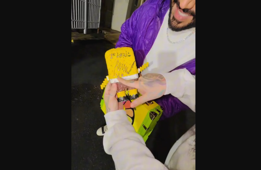 مغني الراب تيكاشي 6ix9ine يستعرض دمية موقعة من مادورو بعد خروجه من السجن