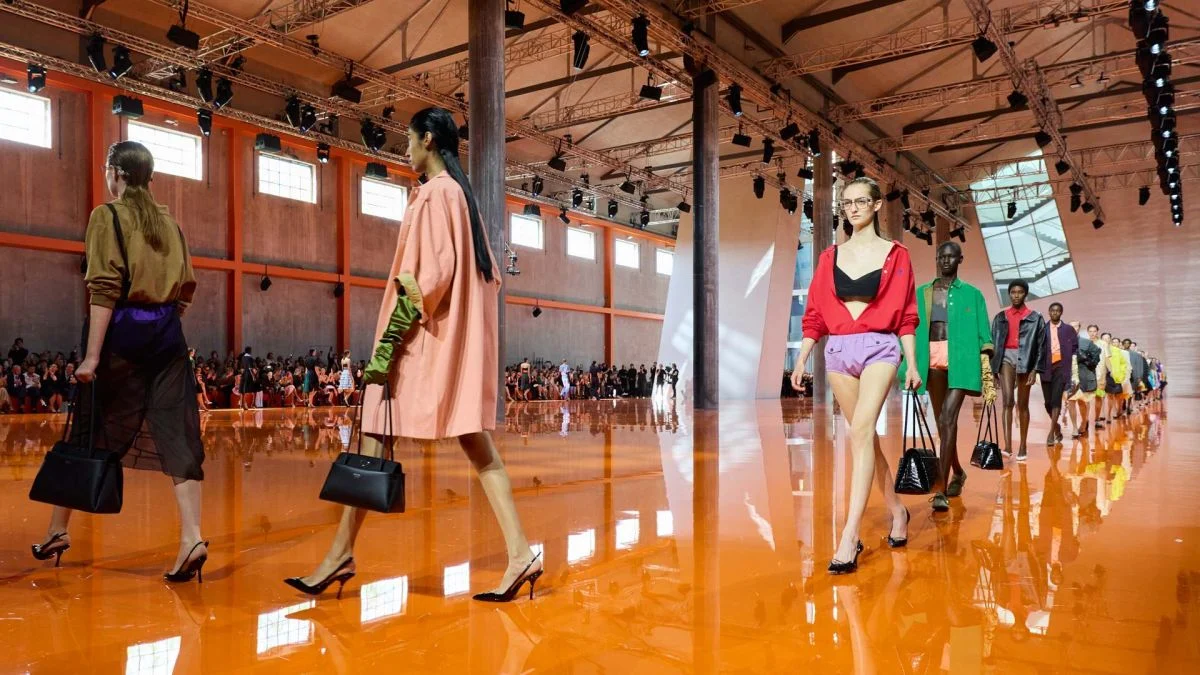 برادا ربيع وصيف 2026: إعادة تعريف الأناقة بلغة التناقض والتحوّل