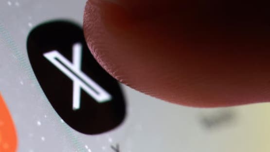 تطبيق منصة إكس (رويترز)