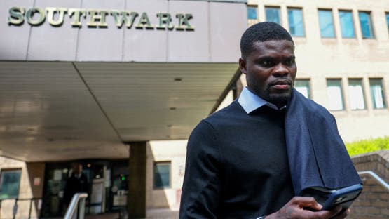 توماس بارتي خارج المحكمة