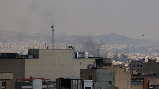 دخان القصف في سماء طهران