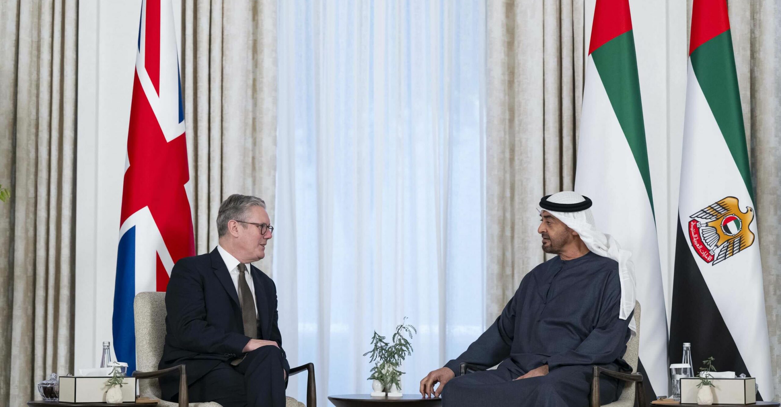 محمد بن زايد يستقبل ستارمر