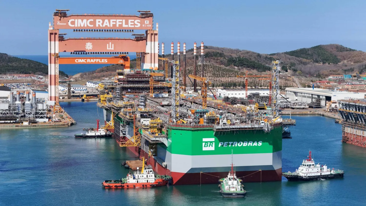 سفينة إنتاج وتخزين وتفريغ عائمة بُنيت لصالح شركة «بتروبراس» البرازيلية تُسحب من حوض بناء السفن بمقاطعة شاندونغ شرقي الصين