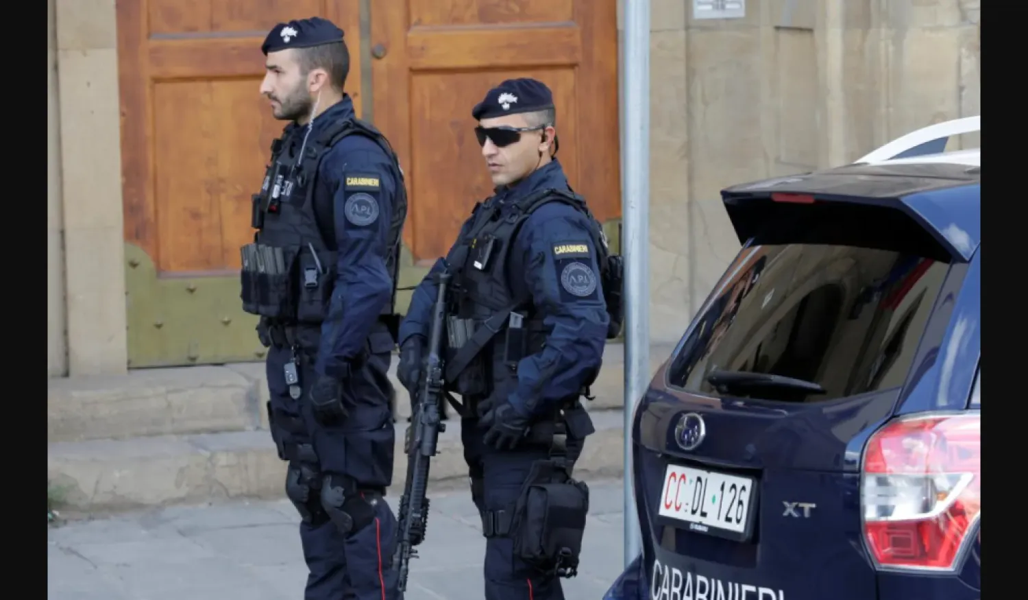 شرطيان إيطاليان يقفان في إحدى النقاط بفلورنسا