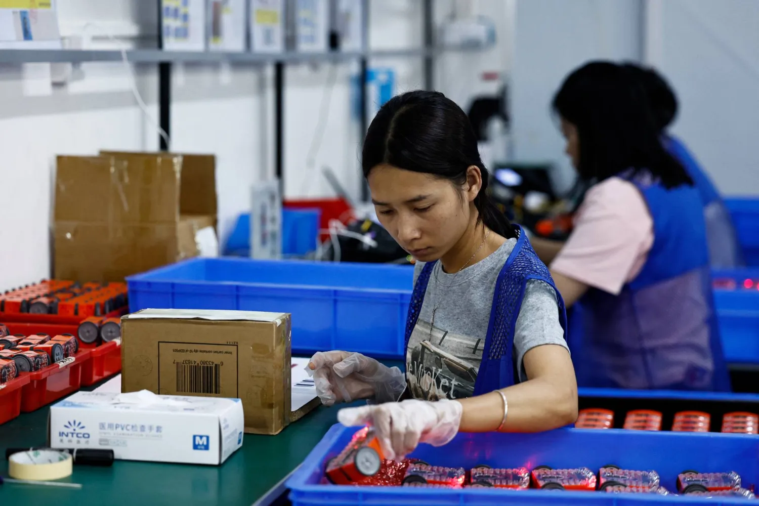 عمال في خط إنتاج تابع لشركة «أجيليان» للتكنولوجيا في مدينة دونغقوان الصينية