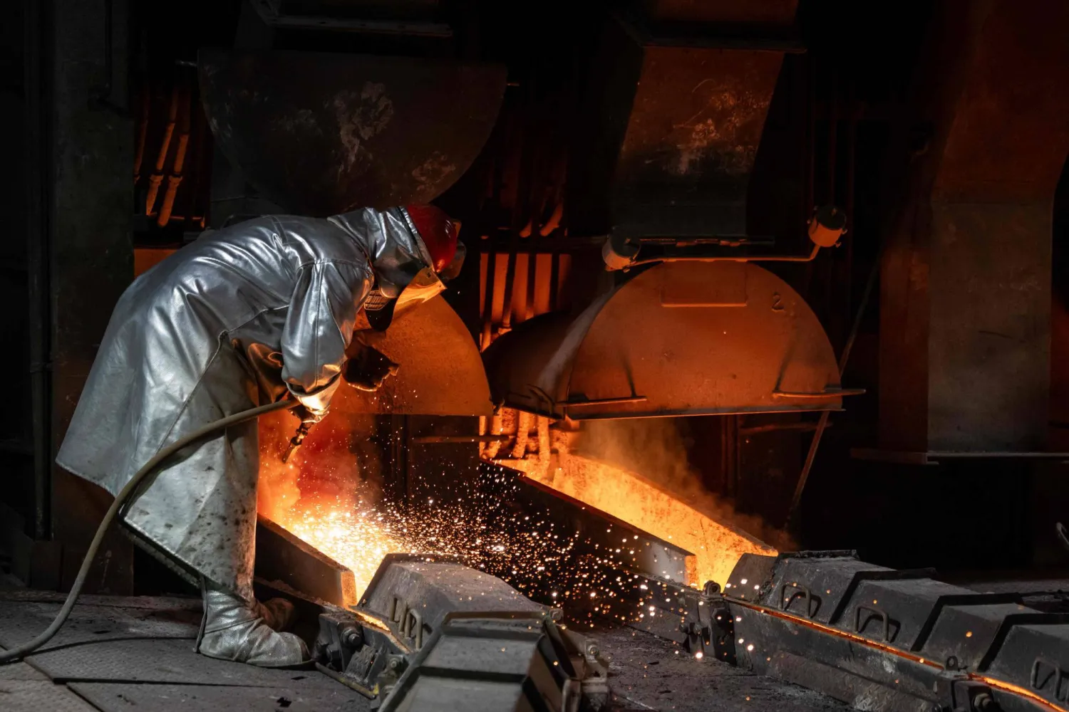 عُمَّال يعالجون النحاس