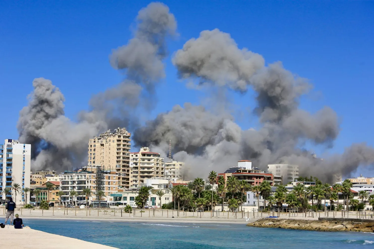 مقتل عمال سوريين في غارات إسرائيلية على صور اللبنانية