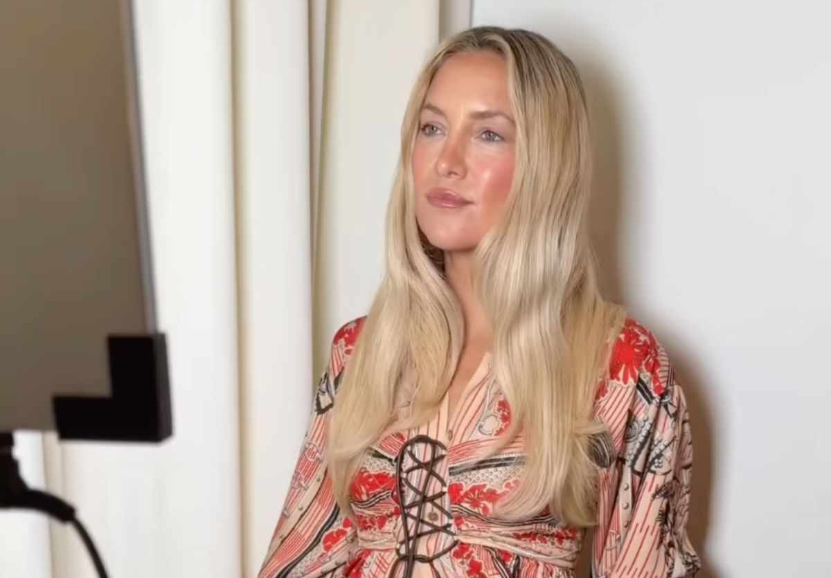 إطلالة ربيعية لافتة لـ كيت هدسون تمزج بين الجرأة والبساطة