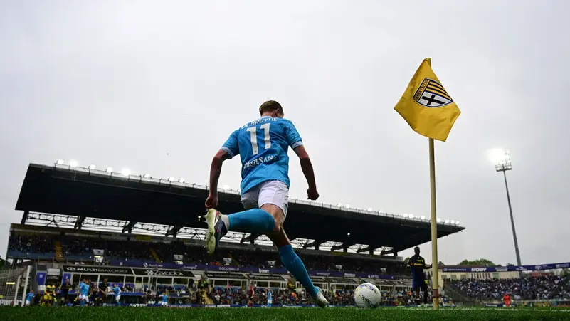 كيفن دي بروين في لقاء سابق لنابولي بالدوري الإيطالي