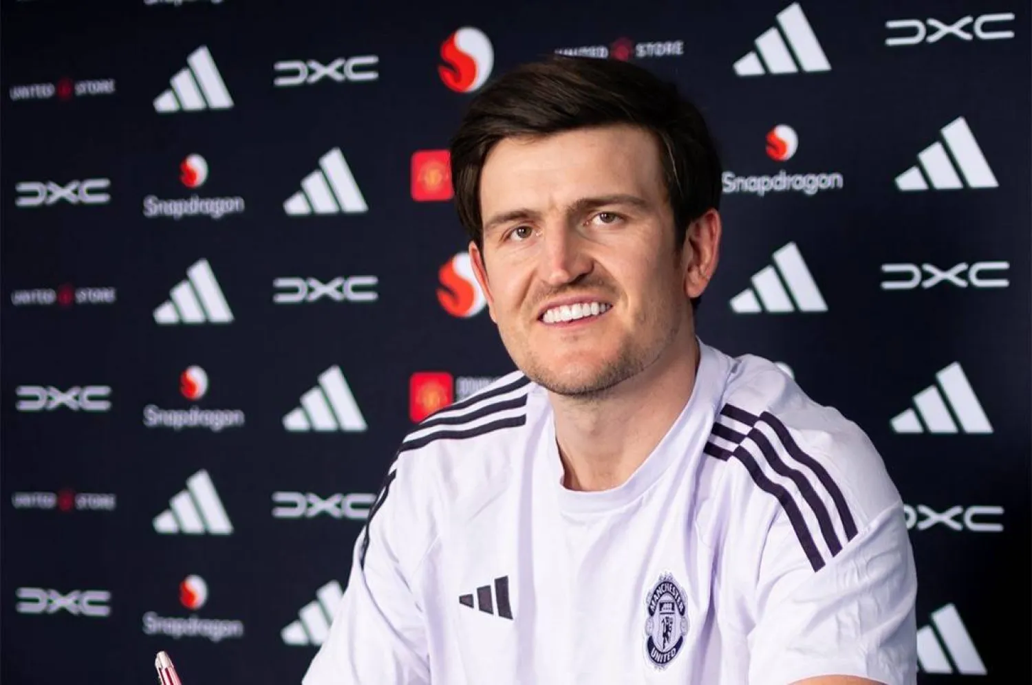 ماغواير لحظة توقيع عقده الجديد